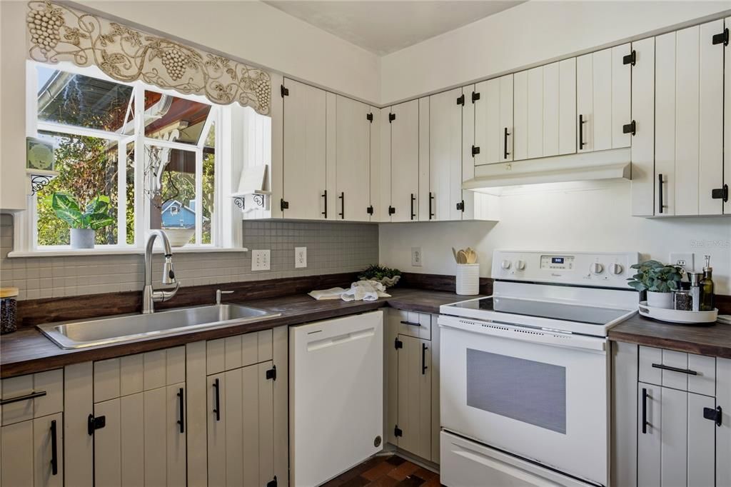 For Sale: $320,000 (3 beds, 2 baths, 1848 Square Feet)