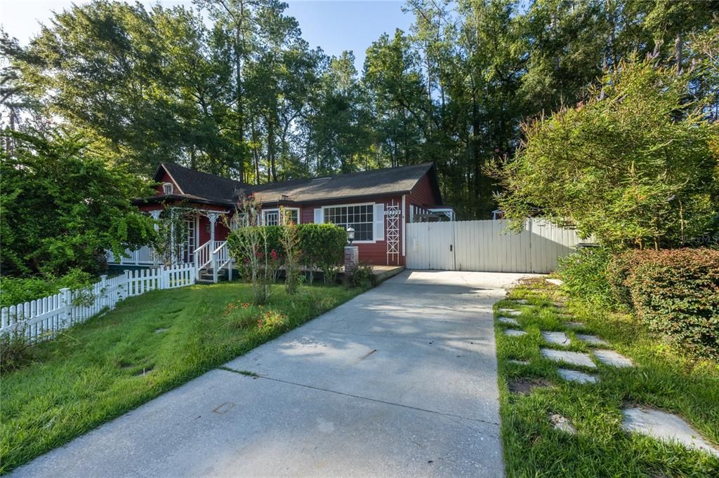 For Sale: $320,000 (3 beds, 2 baths, 1848 Square Feet)