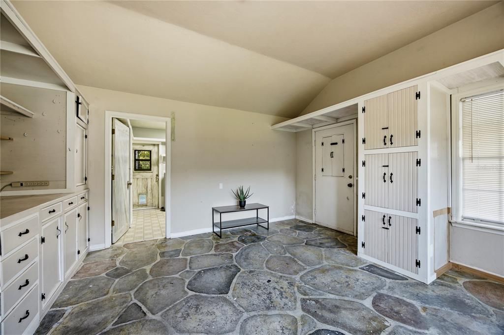 For Sale: $320,000 (3 beds, 2 baths, 1848 Square Feet)