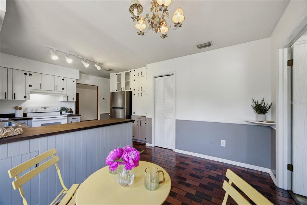 For Sale: $320,000 (3 beds, 2 baths, 1848 Square Feet)