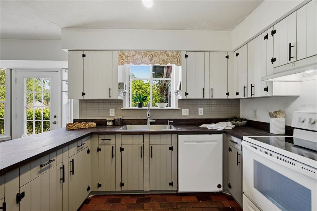For Sale: $320,000 (3 beds, 2 baths, 1848 Square Feet)