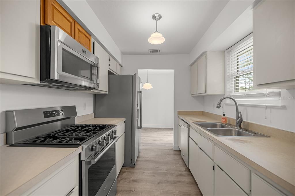 Activo con contrato: $244,500 (3 camas, 2 baños, 1072 Pies cuadrados)