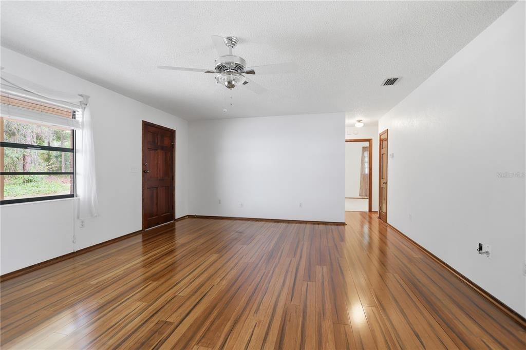 Activo con contrato: $429,900 (3 camas, 2 baños, 1402 Pies cuadrados)