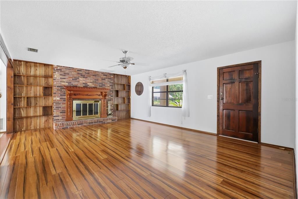 Activo con contrato: $429,900 (3 camas, 2 baños, 1402 Pies cuadrados)