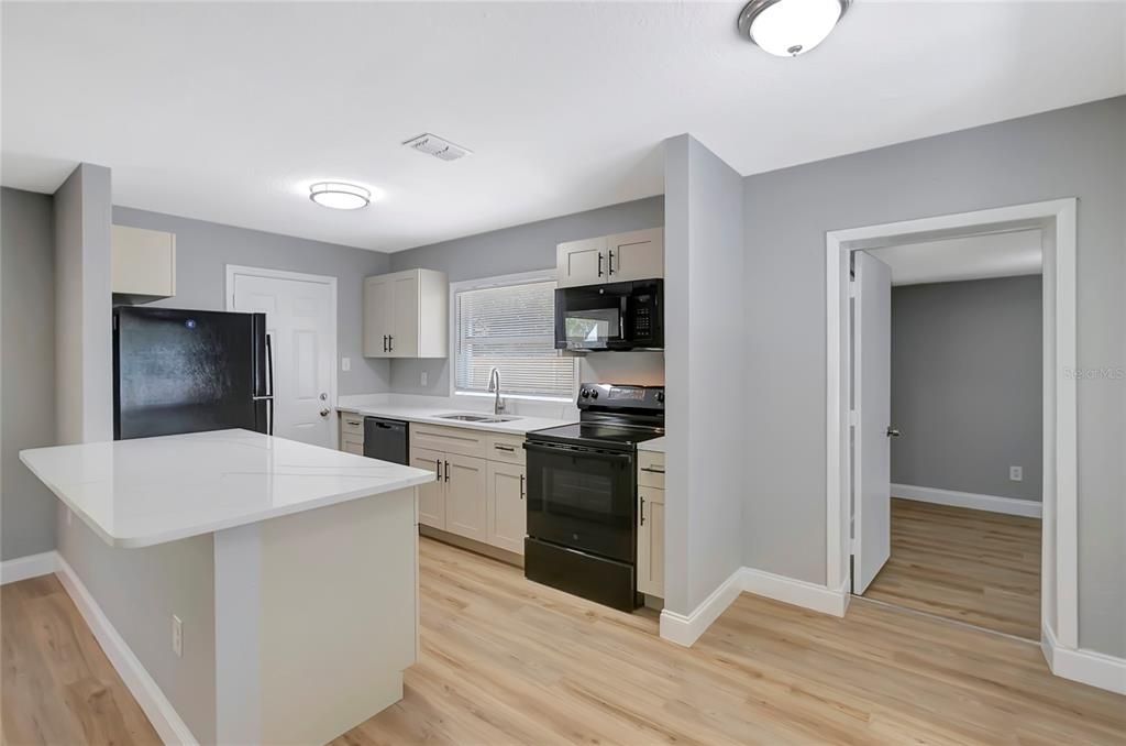 На продажу: $339,900 (3 спален, 2 ванн, 1028 Квадратных фут)