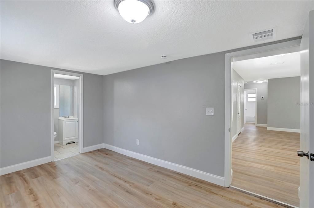 На продажу: $339,900 (3 спален, 2 ванн, 1028 Квадратных фут)