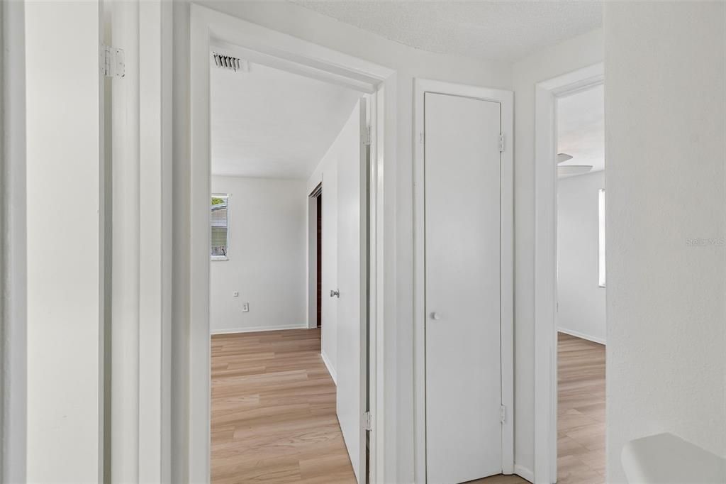 На продажу: $219,900 (2 спален, 1 ванн, 956 Квадратных фут)