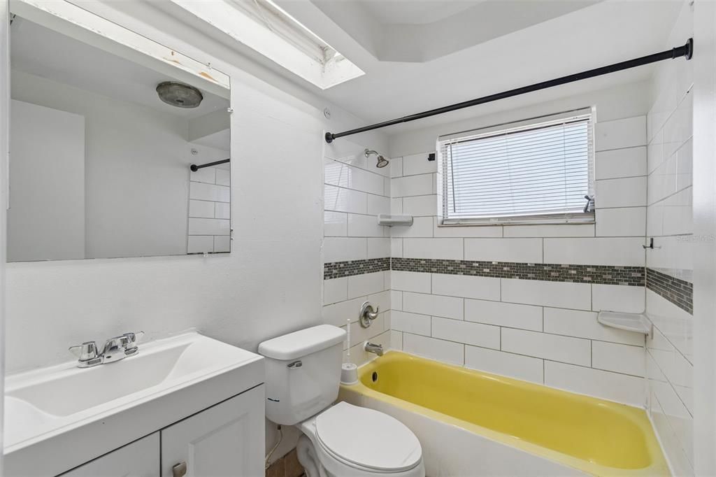 На продажу: $219,900 (2 спален, 1 ванн, 956 Квадратных фут)