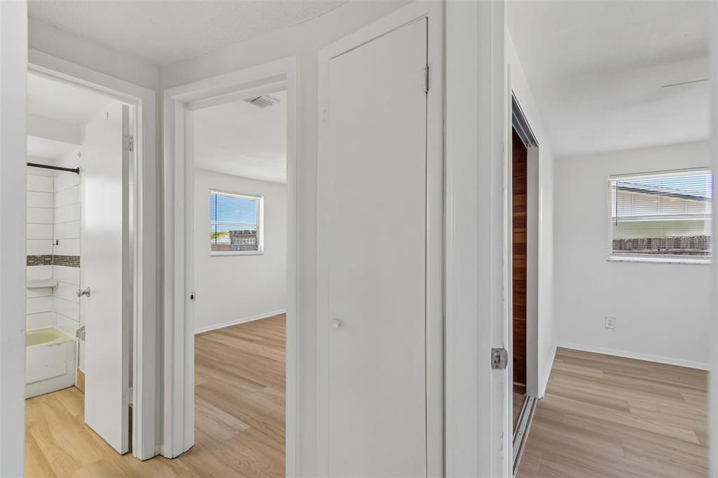 На продажу: $219,900 (2 спален, 1 ванн, 956 Квадратных фут)