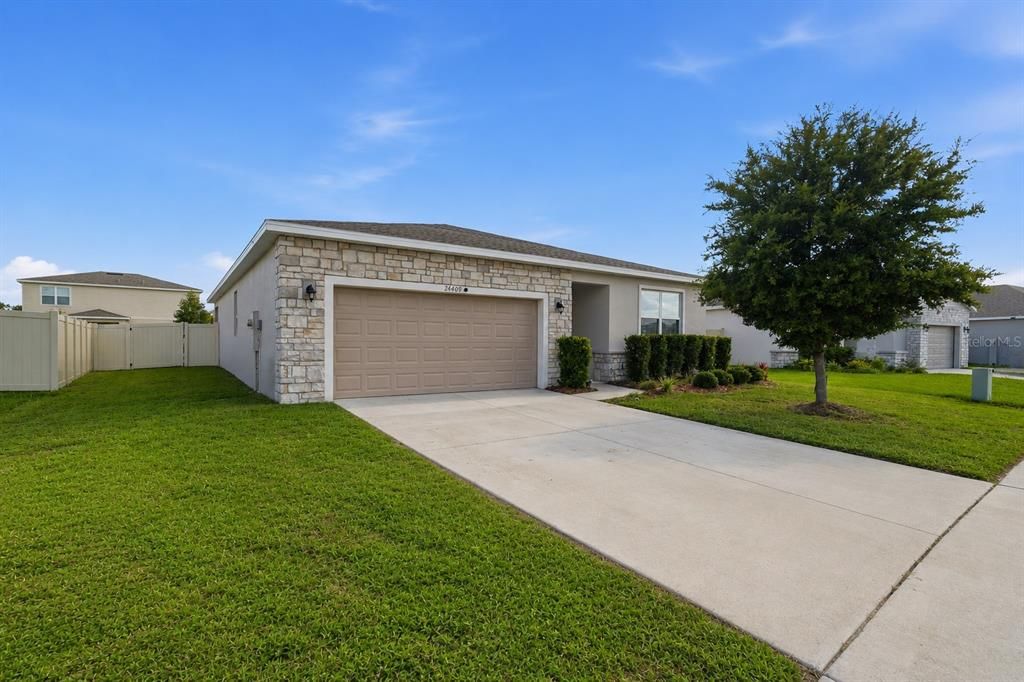 For Sale: $399,990 (4 beds, 2 baths, 1833 Square Feet)