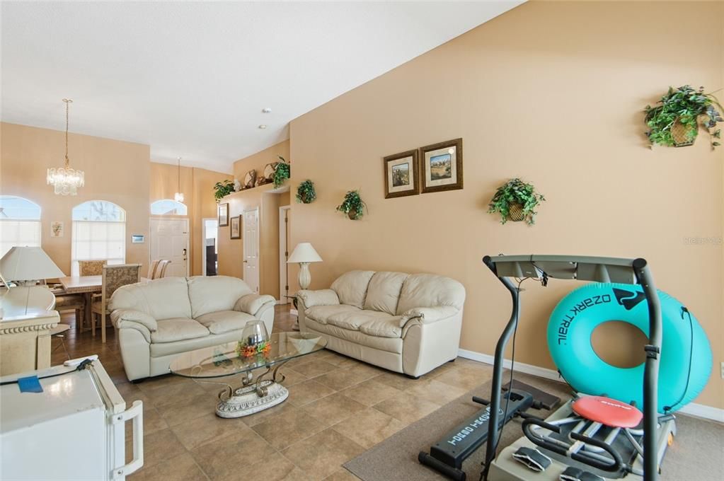 For Sale: $399,900 (4 beds, 2 baths, 2092 Square Feet)