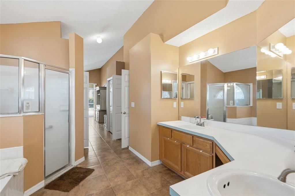 For Sale: $399,900 (4 beds, 2 baths, 2092 Square Feet)