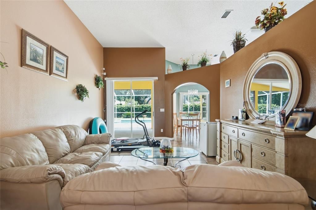 For Sale: $399,900 (4 beds, 2 baths, 2092 Square Feet)
