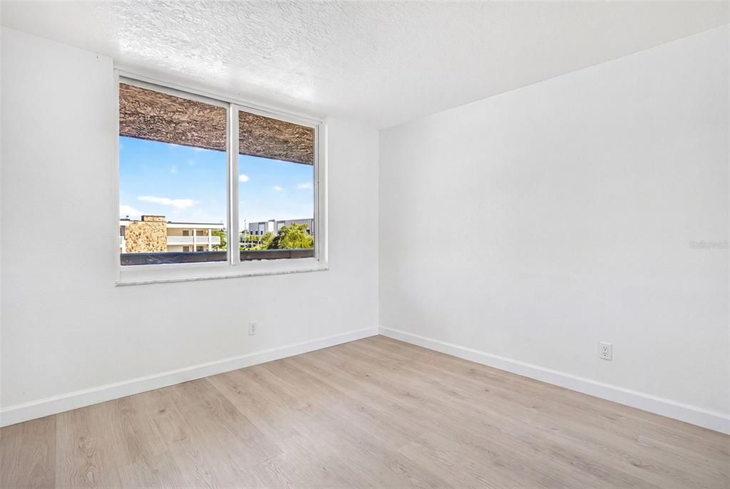 На продажу: $249,999 (2 спален, 2 ванн, 1035 Квадратных фут)