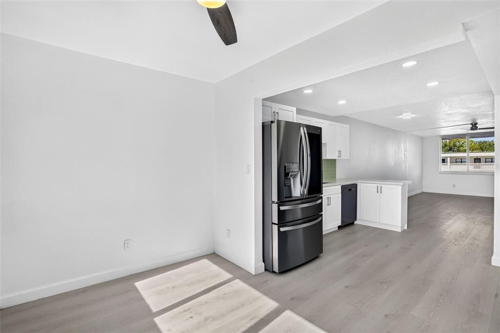 На продажу: $249,999 (2 спален, 2 ванн, 1035 Квадратных фут)