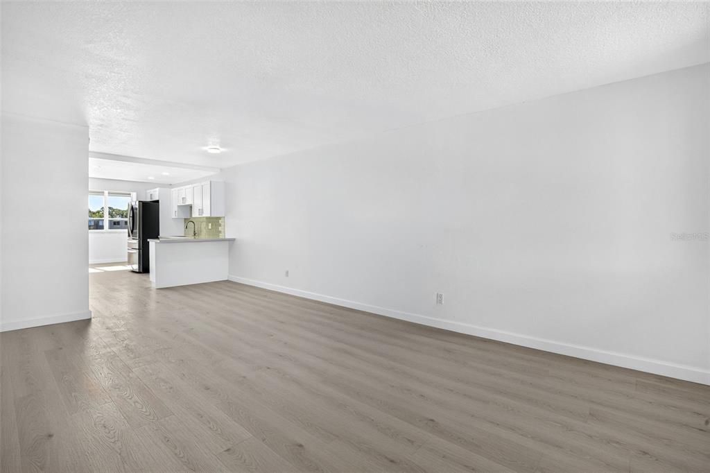 На продажу: $249,999 (2 спален, 2 ванн, 1035 Квадратных фут)