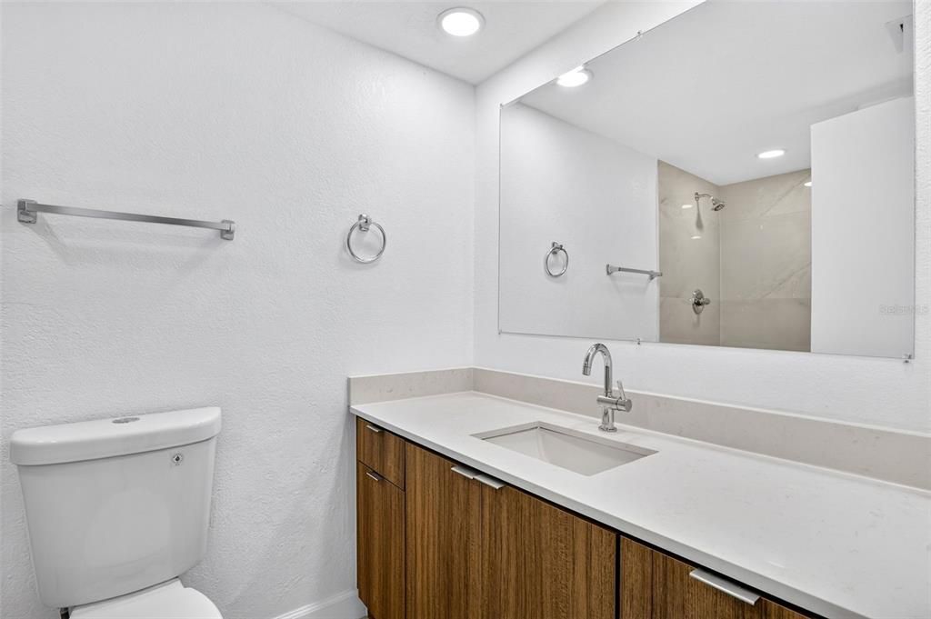 На продажу: $249,999 (2 спален, 2 ванн, 1035 Квадратных фут)