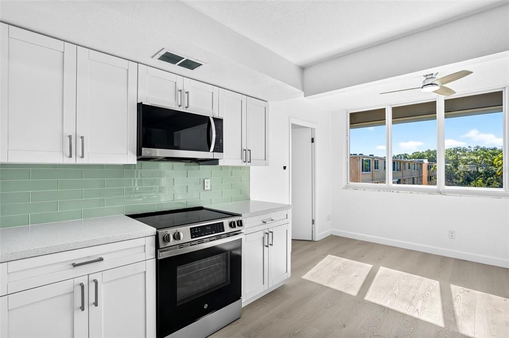 На продажу: $249,999 (2 спален, 2 ванн, 1035 Квадратных фут)