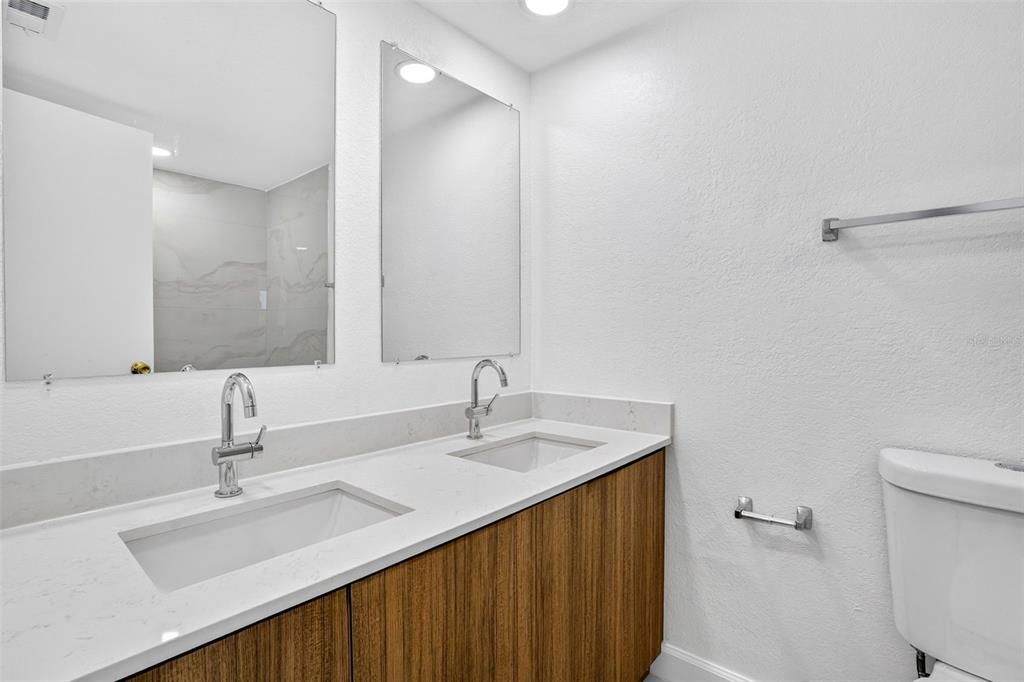 На продажу: $249,999 (2 спален, 2 ванн, 1035 Квадратных фут)