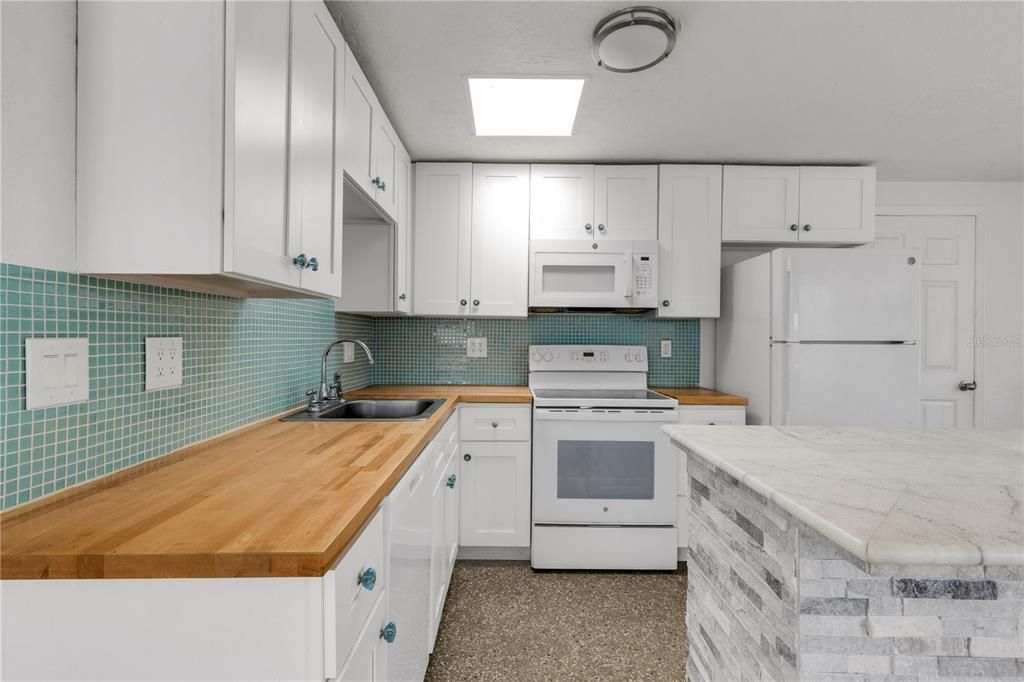 На продажу: $349,900 (3 спален, 2 ванн, 1345 Квадратных фут)