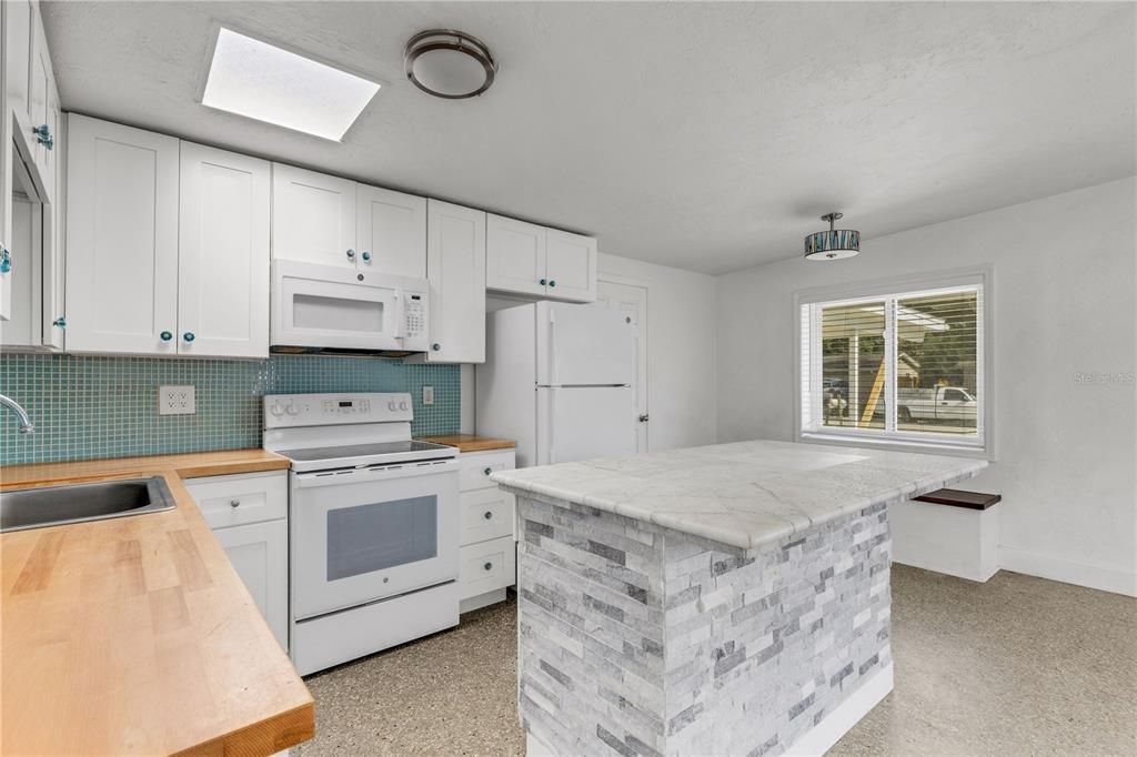 На продажу: $349,900 (3 спален, 2 ванн, 1345 Квадратных фут)