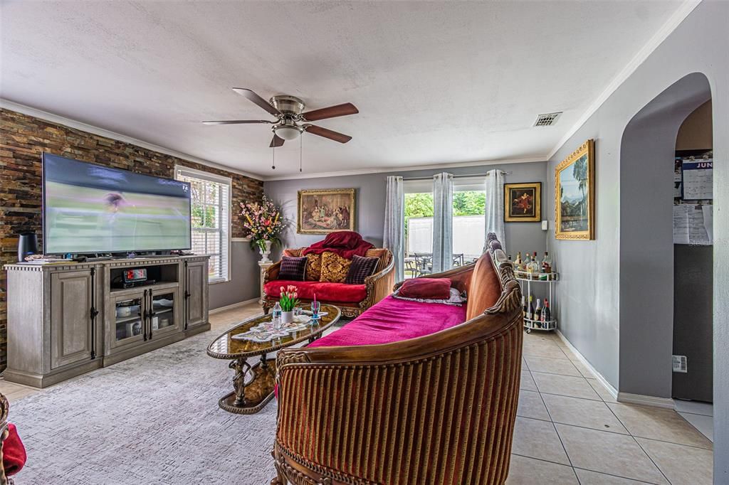 На продажу: $289,900 (3 спален, 2 ванн, 1328 Квадратных фут)
