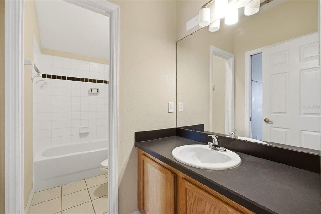 合同活跃: $375,900 (5 贝兹, 3 浴室, 2345 平方英尺)