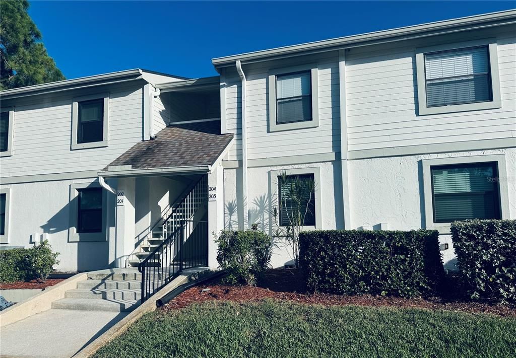 For Rent: $1,895 (2 beds, 2 baths, 879 Square Feet)