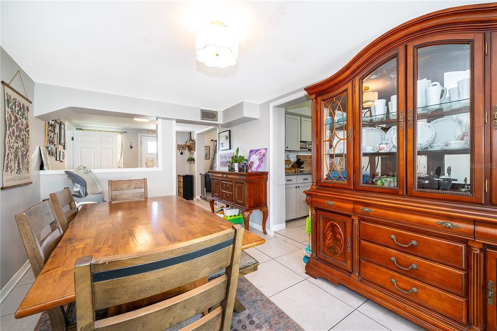 На продажу: $385,000 (4 спален, 2 ванн, 1434 Квадратных фут)
