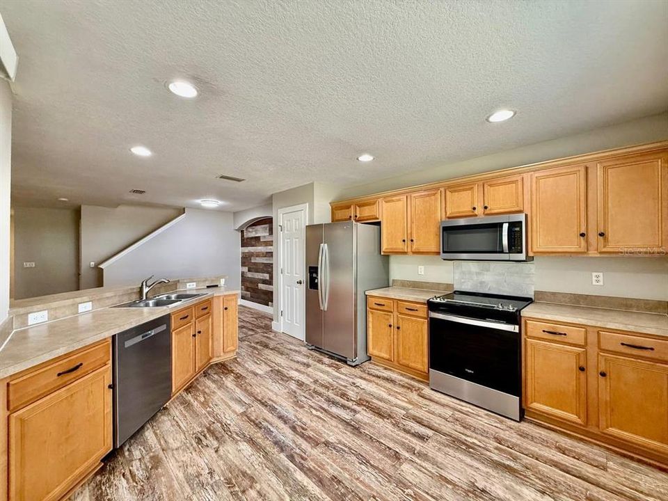 For Rent: $1,900 (3 beds, 2 baths, 1558 Square Feet)