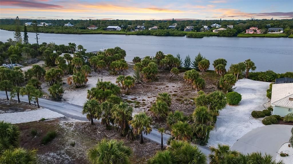 На продажу: $3,595,000 (1.17 acres)