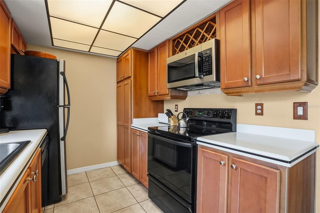 For Sale: $179,900 (2 beds, 2 baths, 1031 Square Feet)