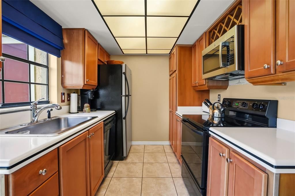 For Sale: $179,900 (2 beds, 2 baths, 1031 Square Feet)