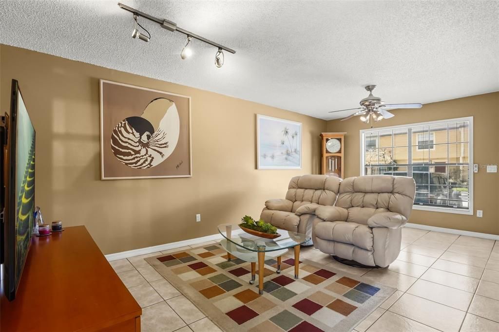 For Sale: $179,900 (2 beds, 2 baths, 1031 Square Feet)