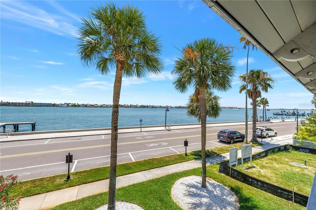 For Sale: $1,300,000 (2 beds, 2 baths, 1223 Square Feet)