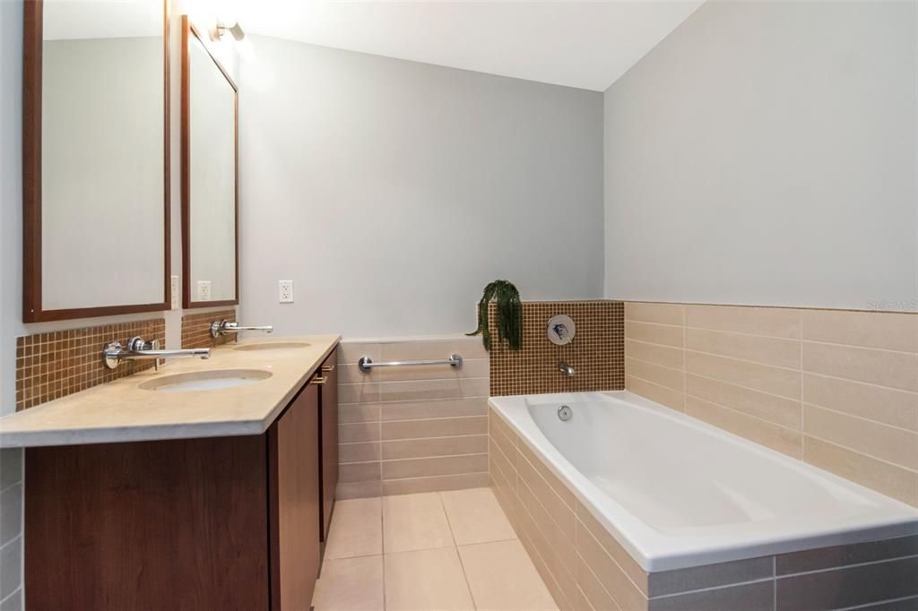 На продажу: $489,000 (2 спален, 2 ванн, 1237 Квадратных фут)