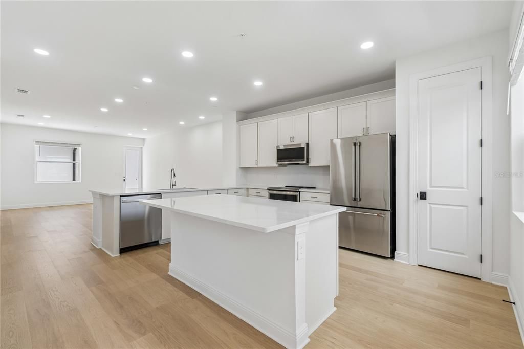 На продажу: $399,990 (3 спален, 2 ванн, 1702 Квадратных фут)