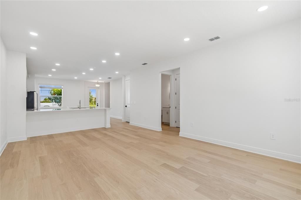 На продажу: $399,990 (3 спален, 2 ванн, 1702 Квадратных фут)