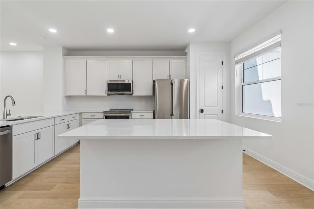 На продажу: $399,990 (3 спален, 2 ванн, 1702 Квадратных фут)