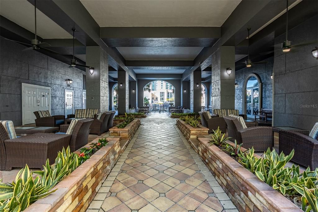 For Sale: $525,000 (2 beds, 2 baths, 1009 Square Feet)