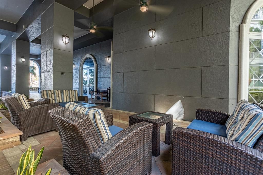 For Sale: $525,000 (2 beds, 2 baths, 1009 Square Feet)