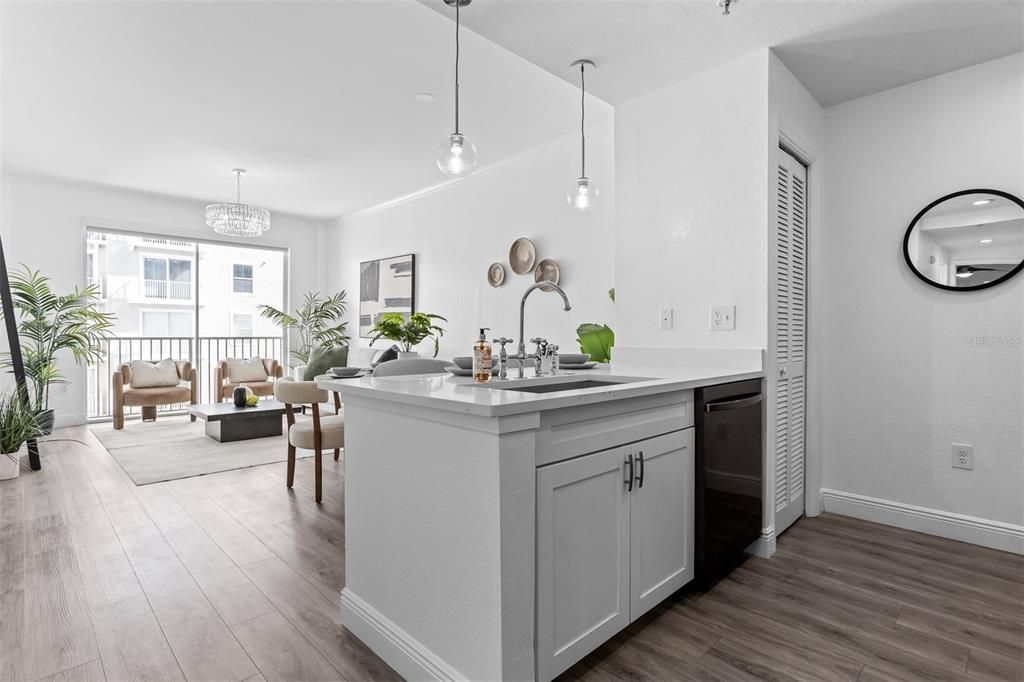 For Sale: $525,000 (2 beds, 2 baths, 1009 Square Feet)