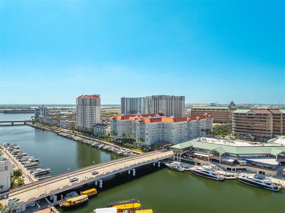 For Sale: $525,000 (2 beds, 2 baths, 1009 Square Feet)