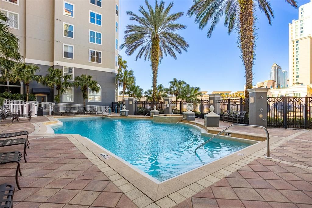 For Sale: $525,000 (2 beds, 2 baths, 1009 Square Feet)
