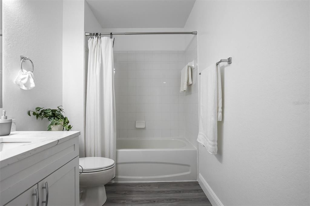 For Sale: $525,000 (2 beds, 2 baths, 1009 Square Feet)