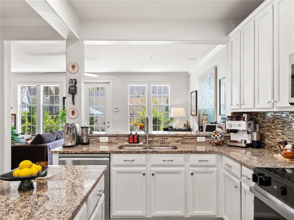 En Venta: $749,000 (3 camas, 3 baños, 2221 Pies cuadrados)