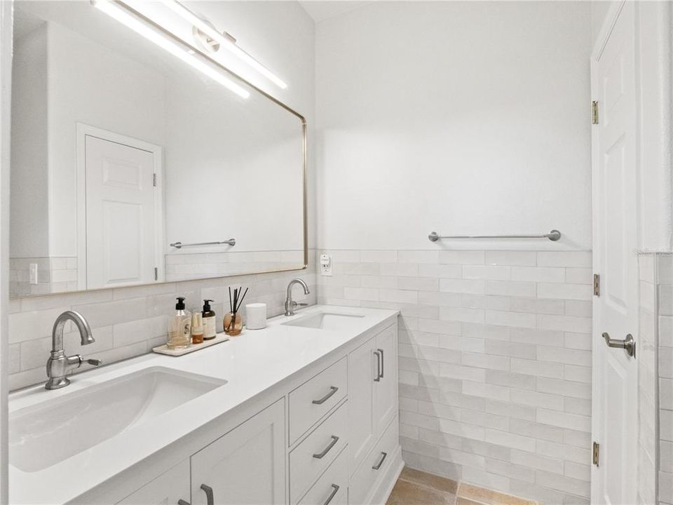 En Venta: $749,000 (3 camas, 3 baños, 2221 Pies cuadrados)