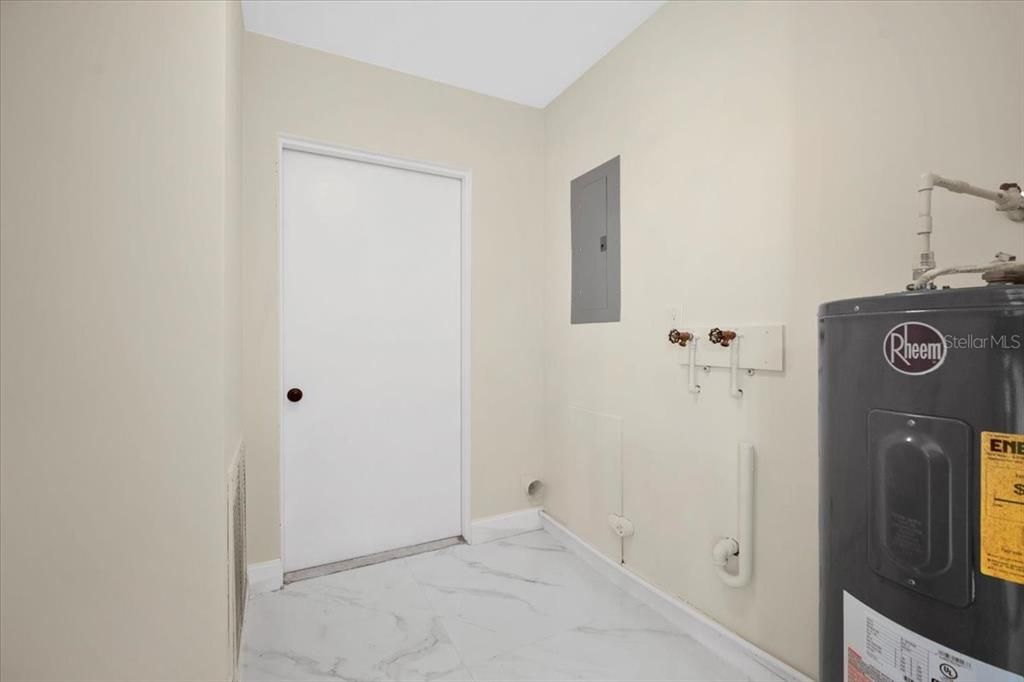 En Venta: $480,000 (4 camas, 2 baños, 1968 Pies cuadrados)
