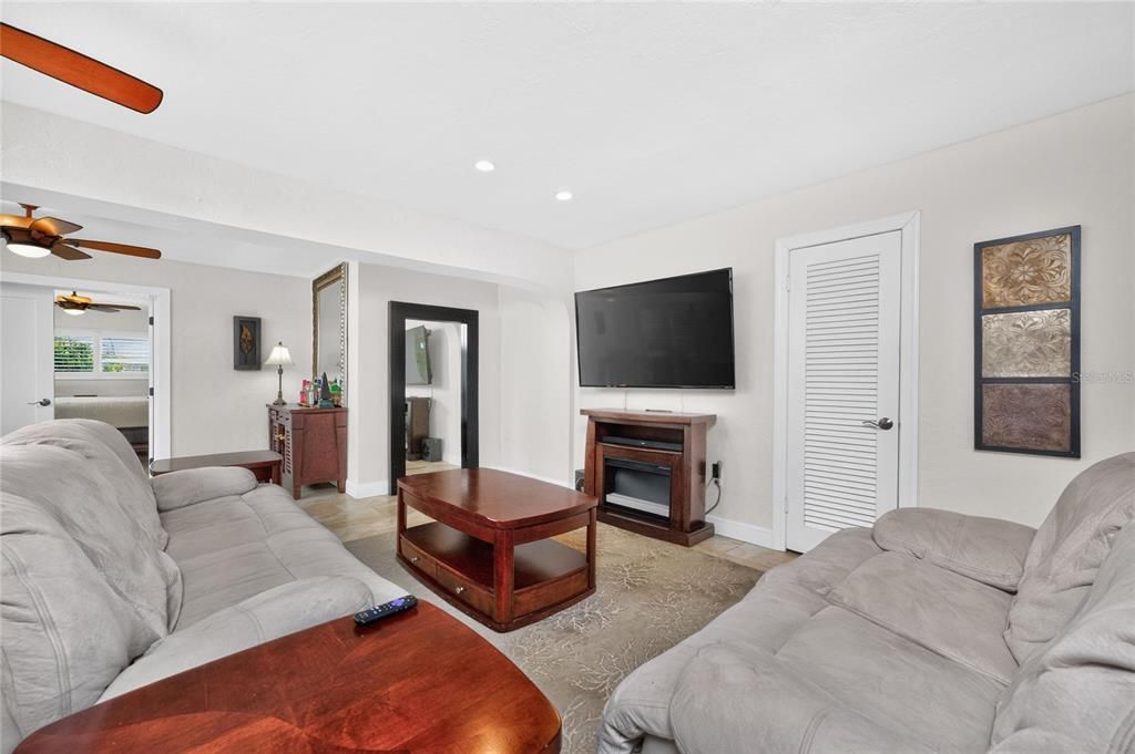Active With Contract: $589,000 (3 beds, 3 baths, 1935 Square Feet)