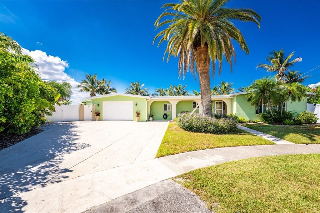 Active With Contract: $589,000 (3 beds, 3 baths, 1935 Square Feet)